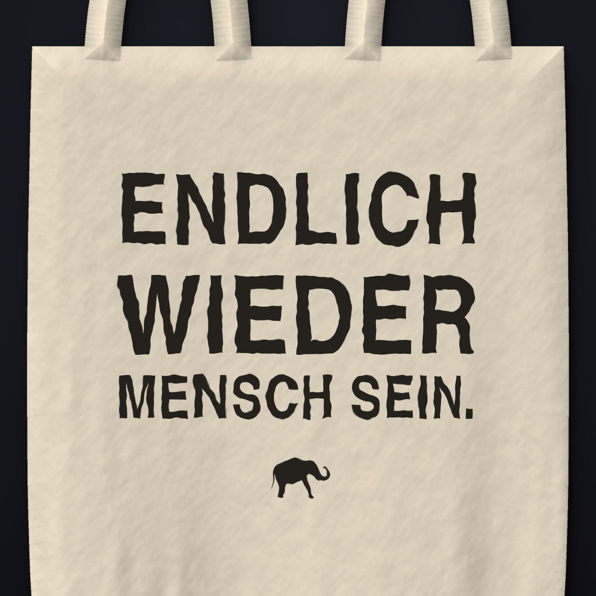 ENDLICH WIEDER MENSCH SEIN — Nahaufnahme des Drucks auf dem Stoff
